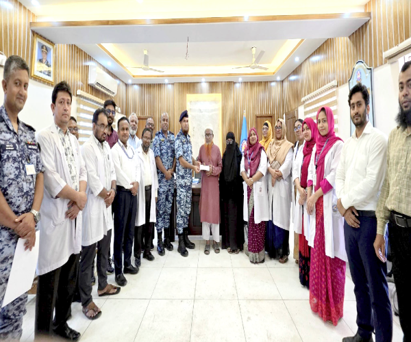 শাহীন কলেজ স্বাস্থ্য বীমা প্রকল্পের আওতায় সিনিয়র শিক্ষক মোঃ আবু তাহের স্যারকে পাঁচ লক্ষ টাকার আর্থিক অনুদান প্রদান